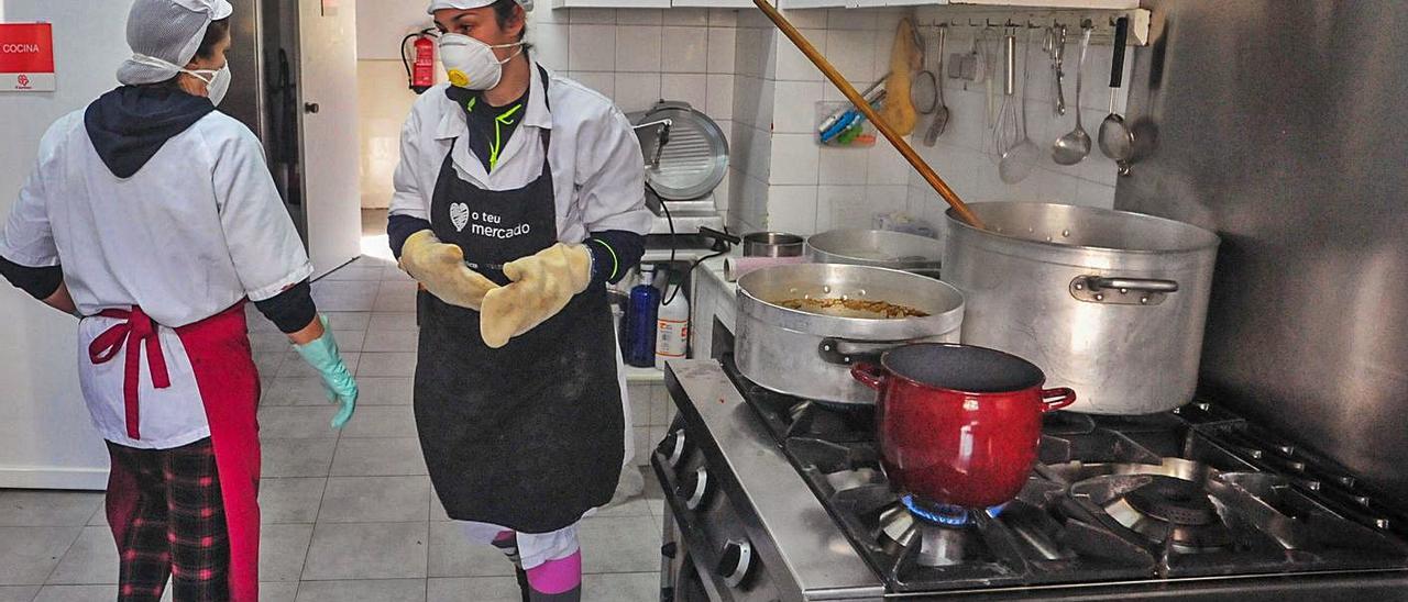 Cocineras en el comedor social de Cáritas en Vilagarcía.