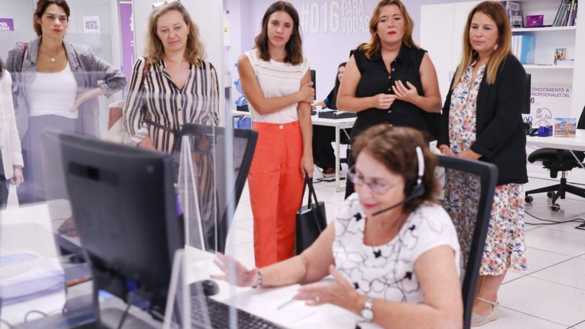 Visita de la ministra de Igualdad, Irene Montero, y su equipo a la sede del teléfono 016