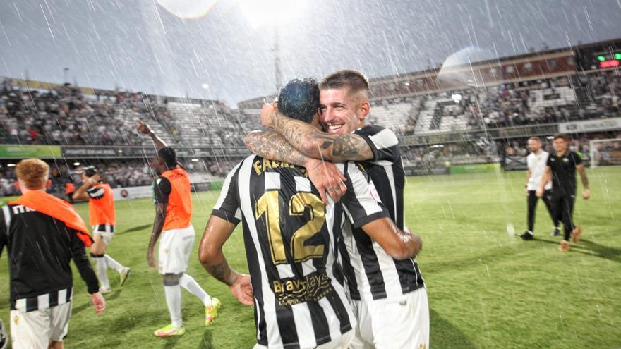 Raúl Sánchez y Fabrício celebran la clasificación tras el partido.