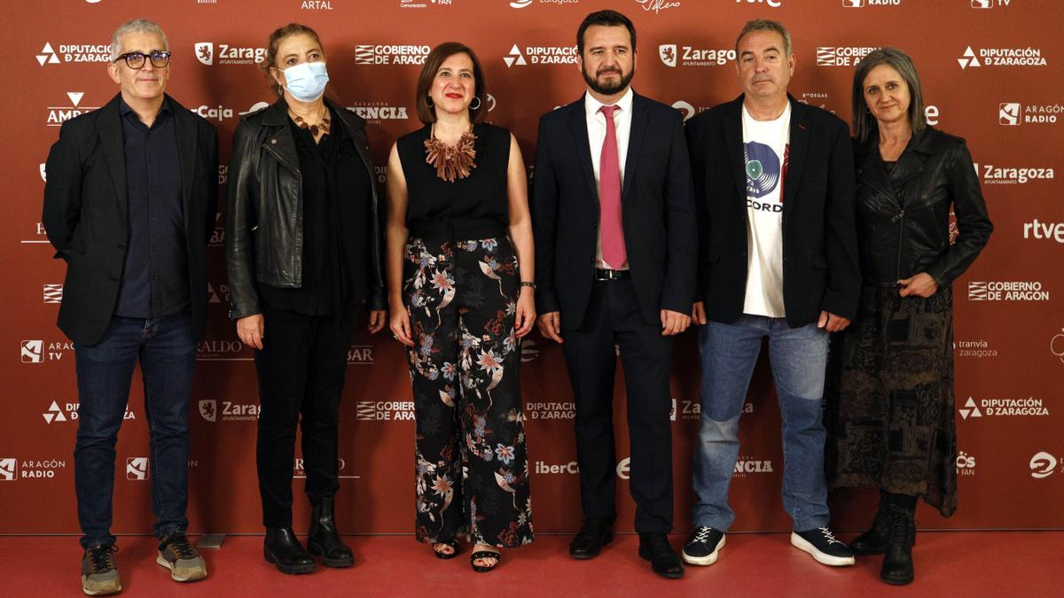 La vicealcaldesa Sara Fernández con el director del festival, José Ángel Delgado, y parte del equipo de &#039;Carbonell, amigo&#039;.