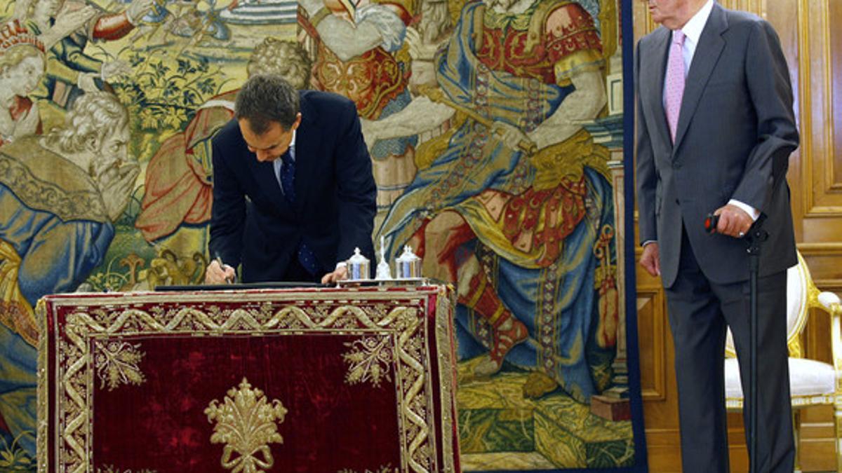 Rodríguez Zapatero firma la reforma de la Constitución que limita el déficit público, el 29 de julio del 2011.