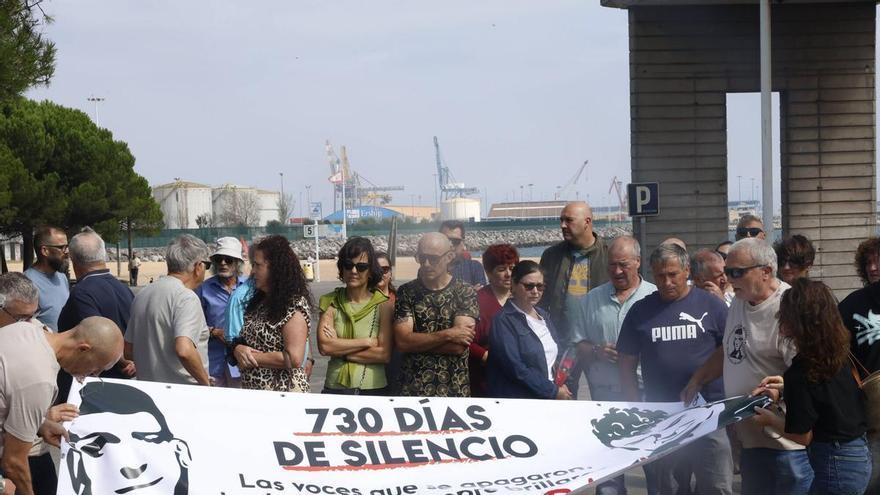 Homenaje por el segundo aniversario del fallecimiento en El Musel de dos trabajadores (en imágenes)