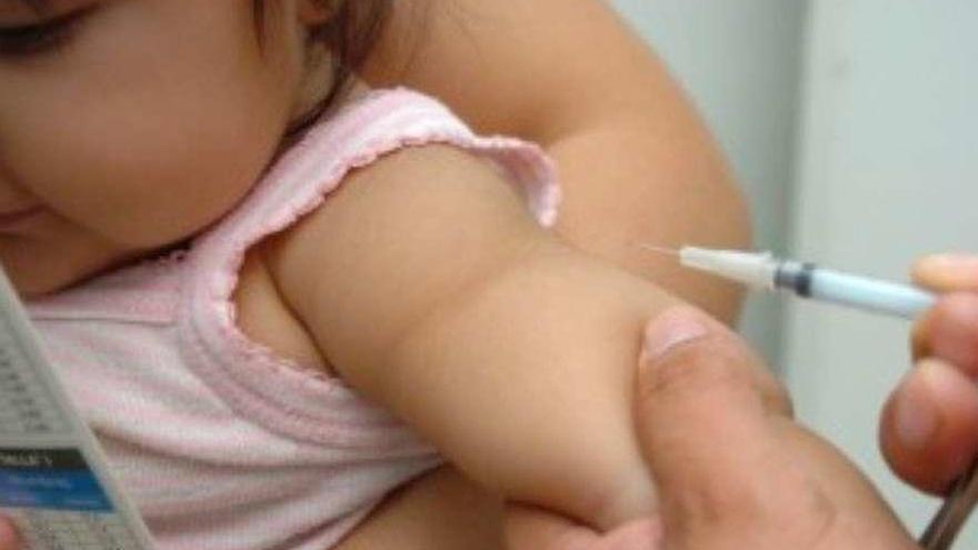 Una niña pequeña recibe una vacuna.