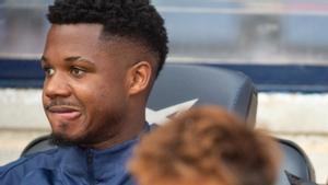 Ansu Fati, en el banquillo de Montjuïc durante el Barça-Celta.