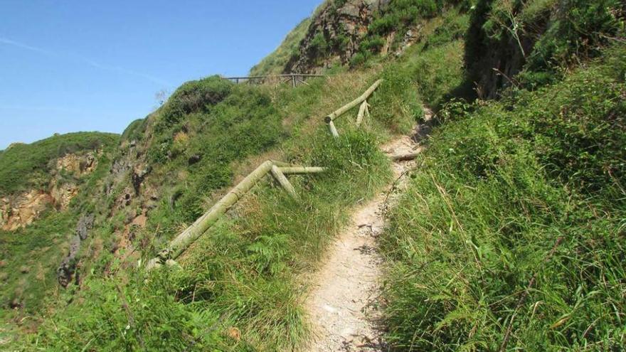 El acceso a Torimbia que argayó durante el invierno.