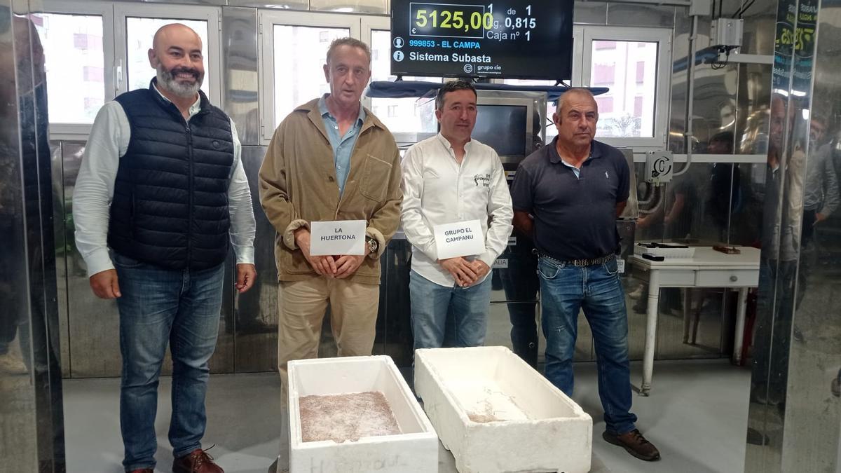 Por la izquierda, Paulo García, alcalde de Ribadesella; José Manuel Viejo, del restaurante La Huertona; Ángel de Con, del Grupo El Campanu; y Manuel Buenaga, patrón mayor de la Cofradía riosellana