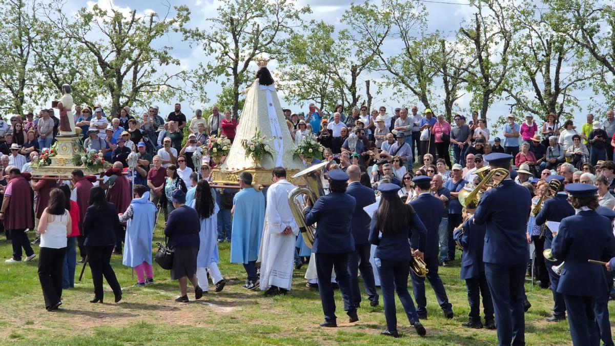 GALERÍA | La romería de la Virgen de la luz hermana a zamoranos y mirandeses