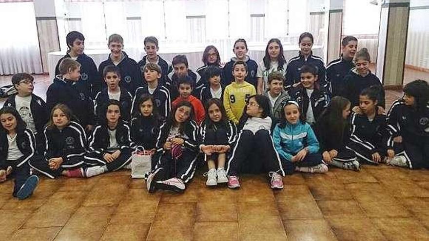 Los componentes del Club Natación Pabellón Ourense. // FdV