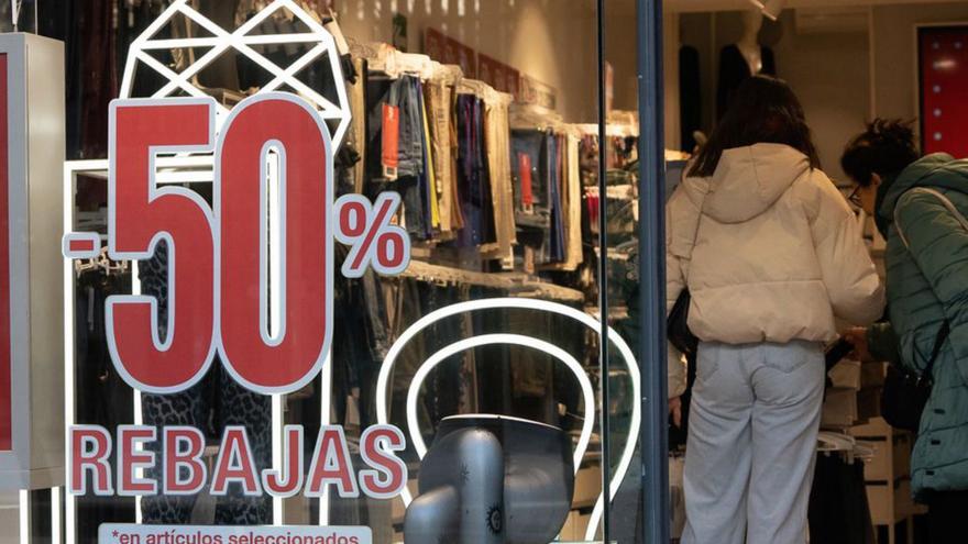 Varias personas en el interior de una de las tiendas de la ciudad.