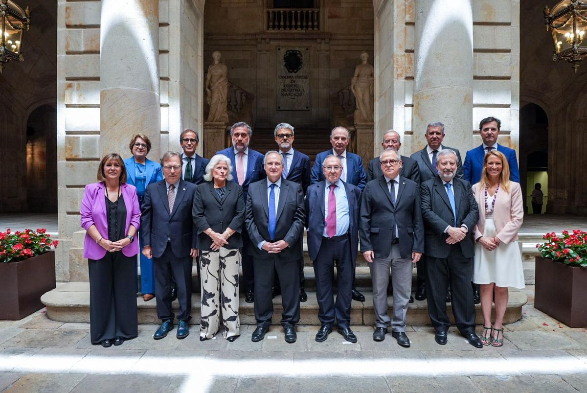 En primer fila Núria Marín, Santacreu, Ana Duran, Hereu, Bonet, Jordi Valls, Tomàs Muniesa (CaixaBank) y Maria Eugènica Gay, segunda teniente de alcalde.