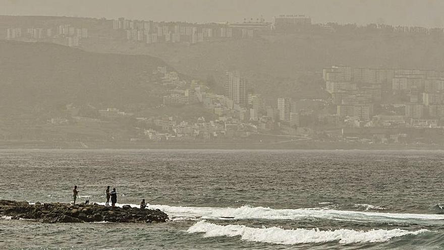 Pescadores hacen frente al calor y la calima en la playa de La Laja. | | JOSÉ CARLOS GUERRA