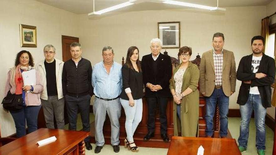 La nueva corporación del Concello de Dozón, ayer en el salón de plenos, tras la toma de posesión por parte de Adolfo Campos Panadeiros. // Bernabé/Ana Agra