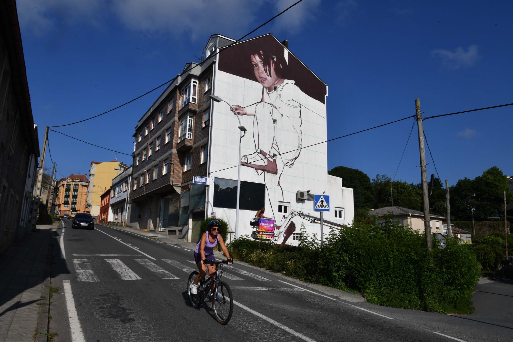 Las fachadas de Cambre se llenan de color con el Cromático Mural Fest