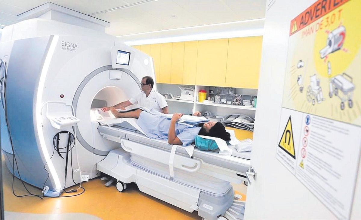 Una paciente durante una prueba diagnóstica en un centro hospitalario, en una imagen de archivo.