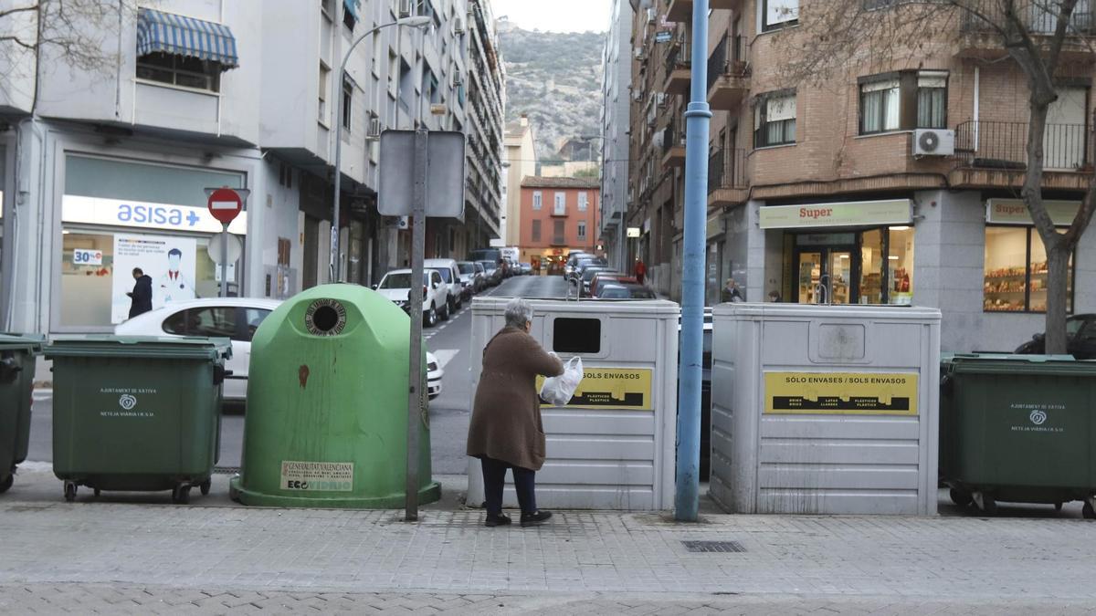 Contenedores de reciclaje en la calle Abú Masifa de Xàtiva.