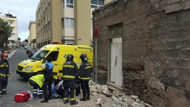 Herido por la caída de un muro de una vivienda en el Puerto