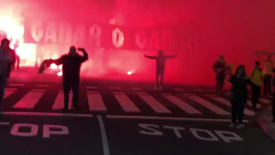 Bengalas para recibir a la UD Las Palmas hacia el hotel de concentración