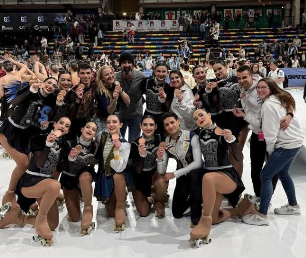 El PA Figueres celebra la medalla de bronze.