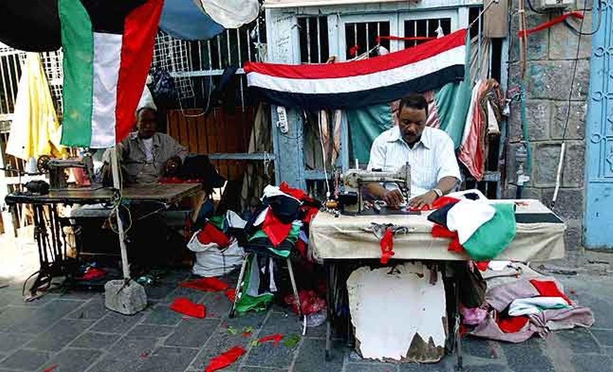 Un sastre cus una bandera de Kuwait a la ciutat portuària d’Aden (al sud del Iemen). Kuwait jugarà avui la semifinal de la Copa del Golf de futbol contra l’Iraq a Aden.