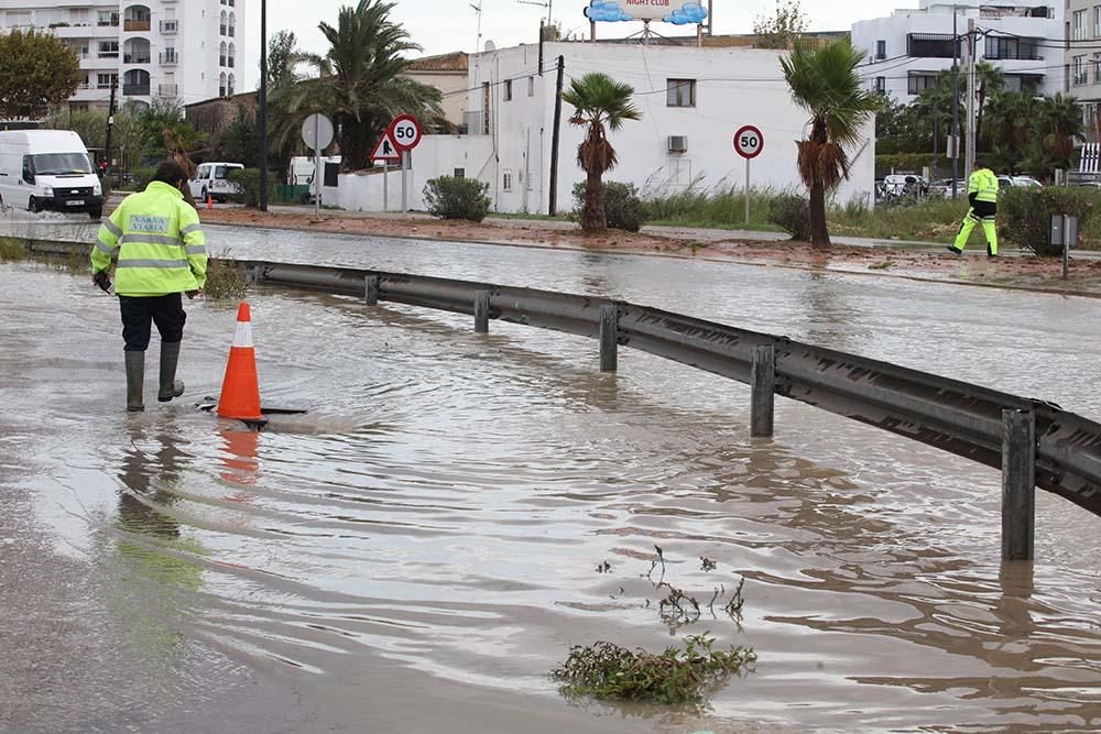 Rotonda de Pacha y Suministros Ibiza y torrente a su paso por Puig d'en Valls.