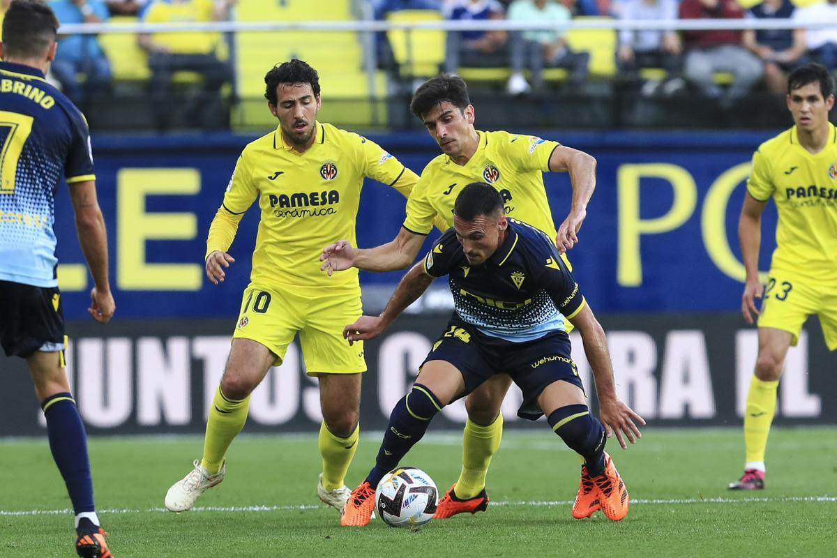 VILLARREAL (CASTELLÓN), 24/05/2023.- Los jugaadores del Villarreal Dani Parejo (i) y Gerard Moreno, presionan al defensa del Cádiz Fede San Emeterio (c), durante el partido de LaLiga disputado en el estadio de La Cerámica. EFE/Domenech Castelló