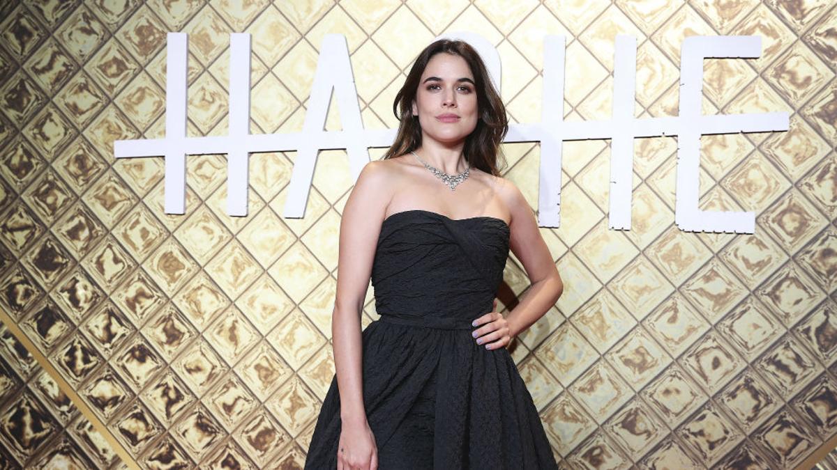 Adriana Ugarte posa con un vestido negro de fiesta en el photocall del estreno de su nuevo proyecto, la serie de Netflix 'Hache'