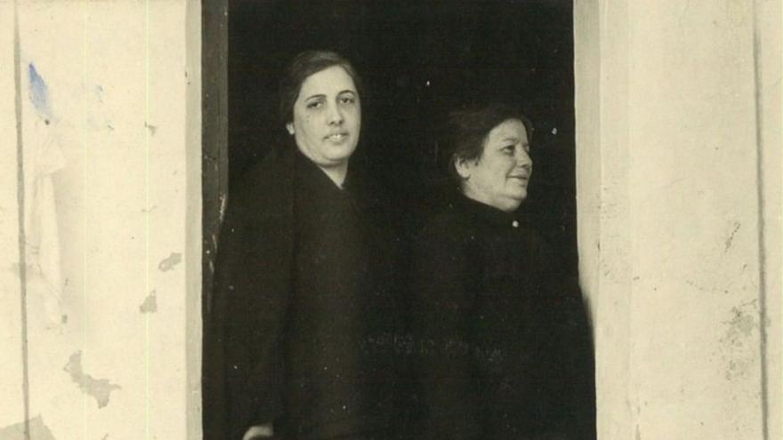 María Isabel González del Valle (sentada, a la derecha), en uno de los pueblos de Málaga, con sus compañeras. | Misioneras de las Doctrinas Rurales