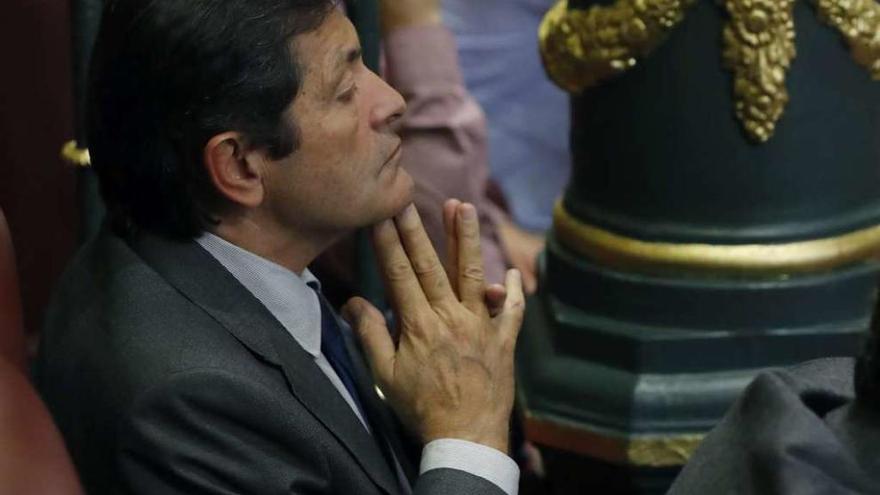 Javier Fernández sigue el debate de investidura de Rajoy desde la tribuna de invitados del Congreso. // Efe