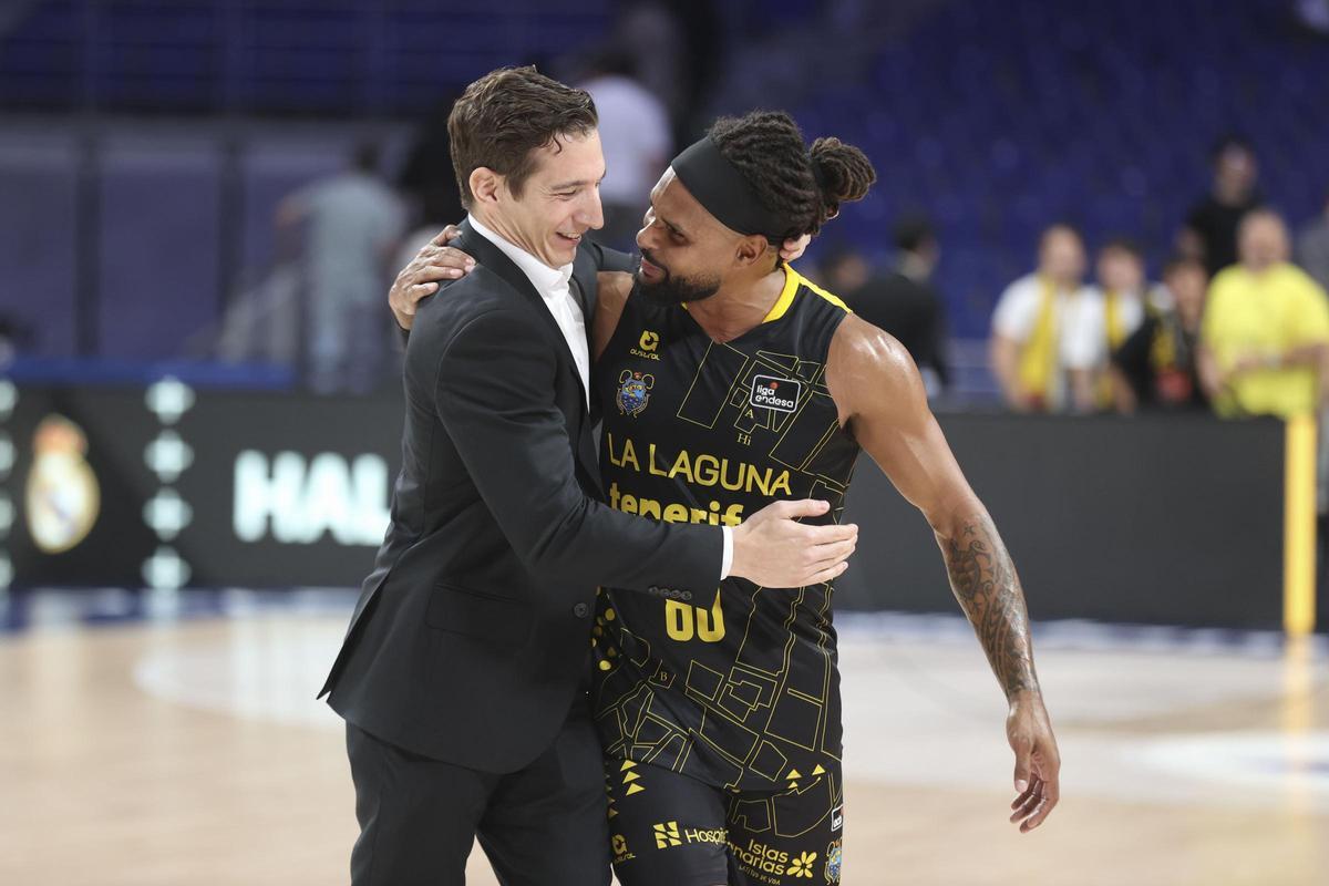 Richotti se abraza con Patty Mills tras la victoria del pasado domingo