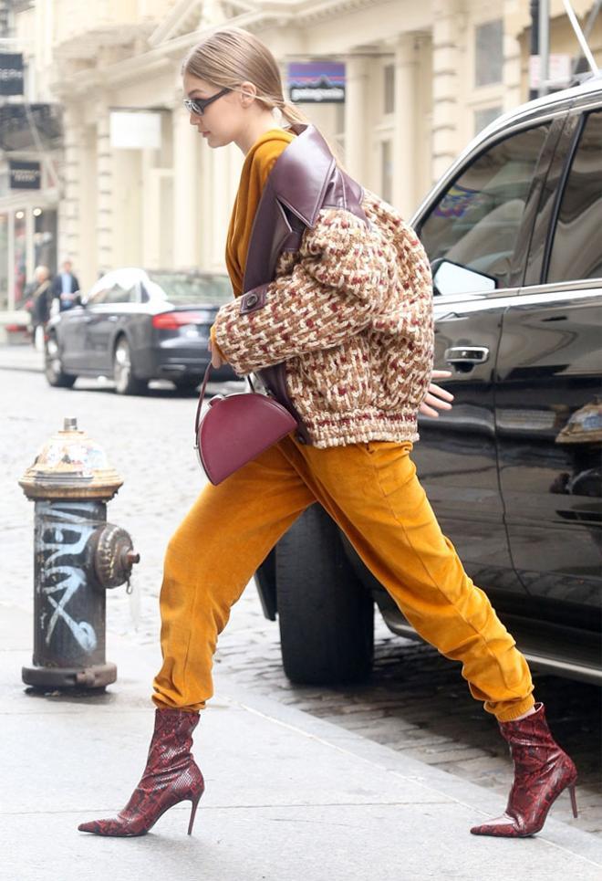 Gigi Hadid con botines de efecto piel de serpiente roja de Mango en Nueva York