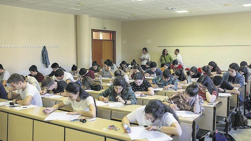 Alumnos realizando la prueba de la EBAU durante el pasado junio en el Campus Viriato.