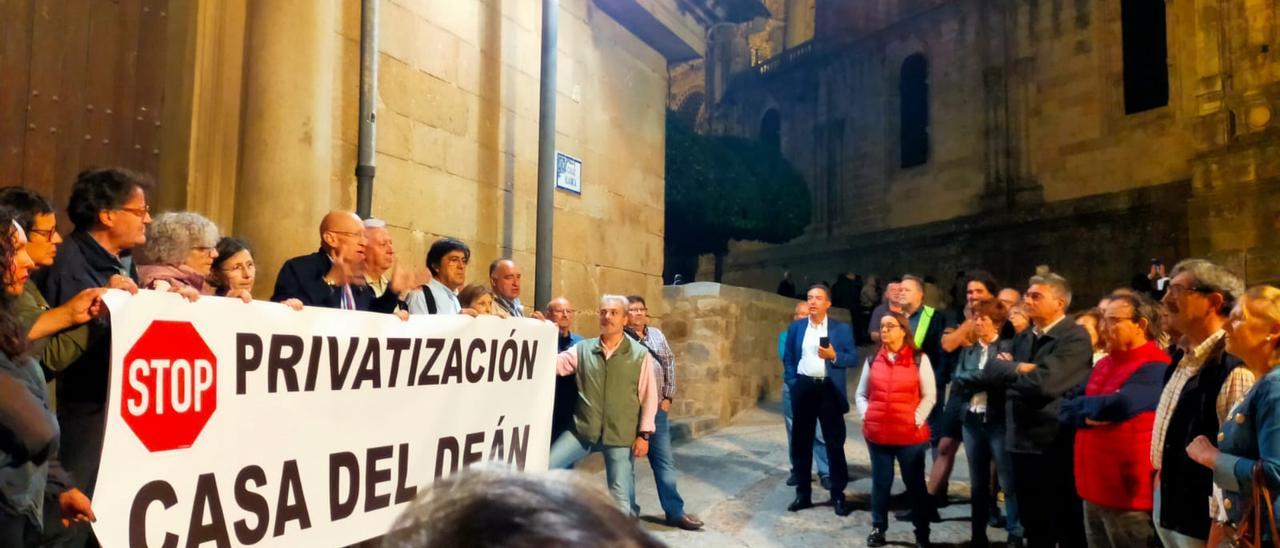 Protesta por el alquiler de la Casa del Deán, con miembros del PSOE, que ha desvelado que se va a anular.