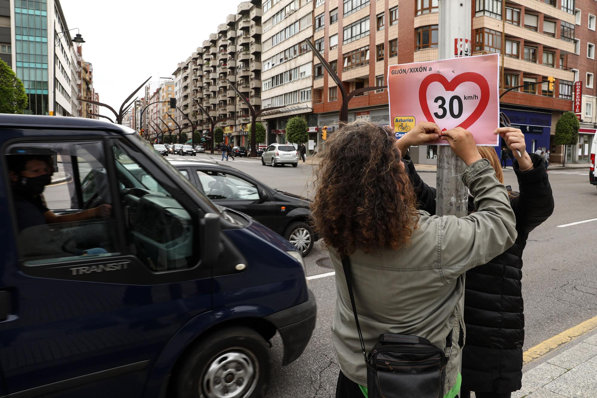 Concentración ciclista en Gijón en apoyo a la limitación de 30 km/h