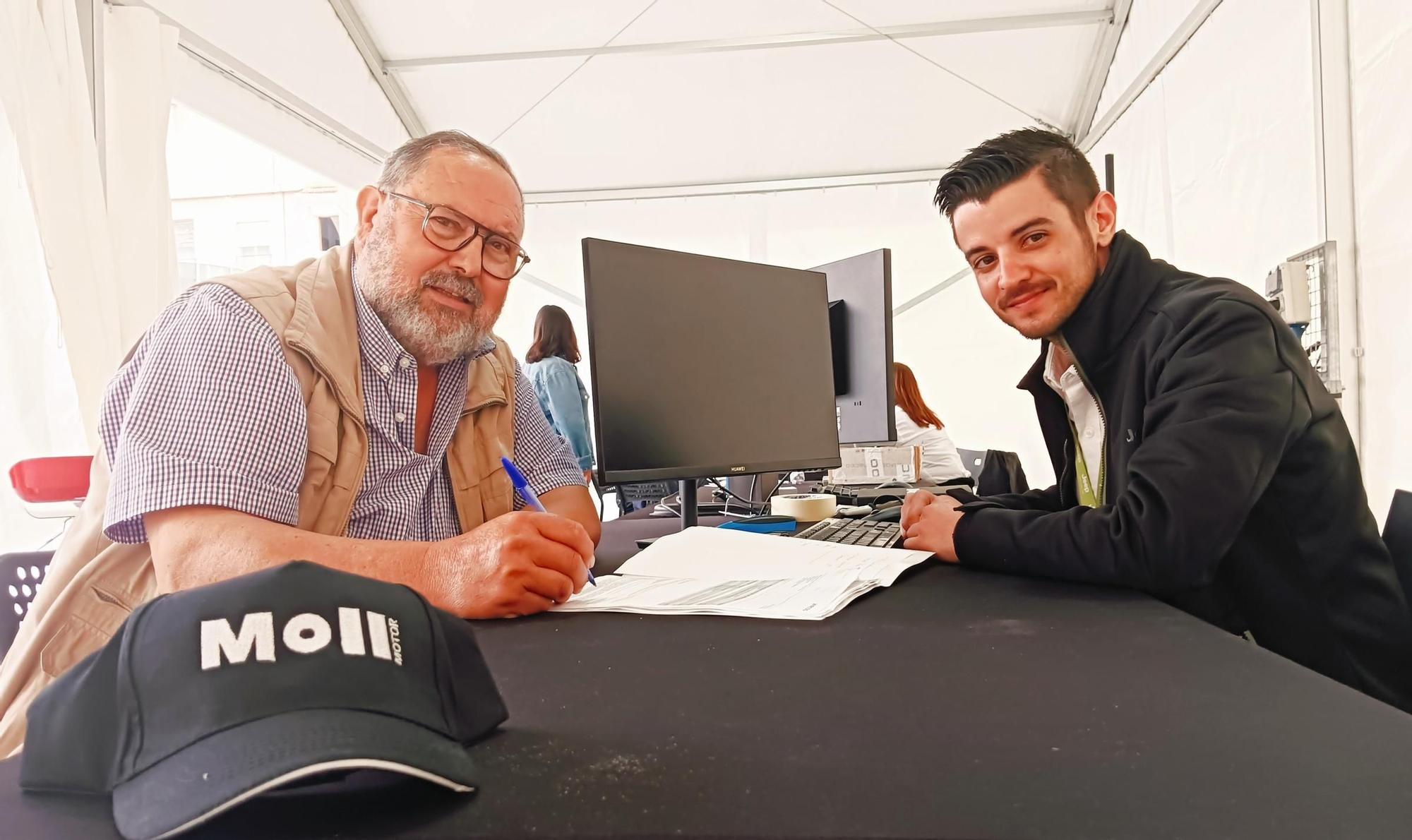 Vicent con Toni, a la derecha, comercial del grupo Moll, durante la compra del vehículo.