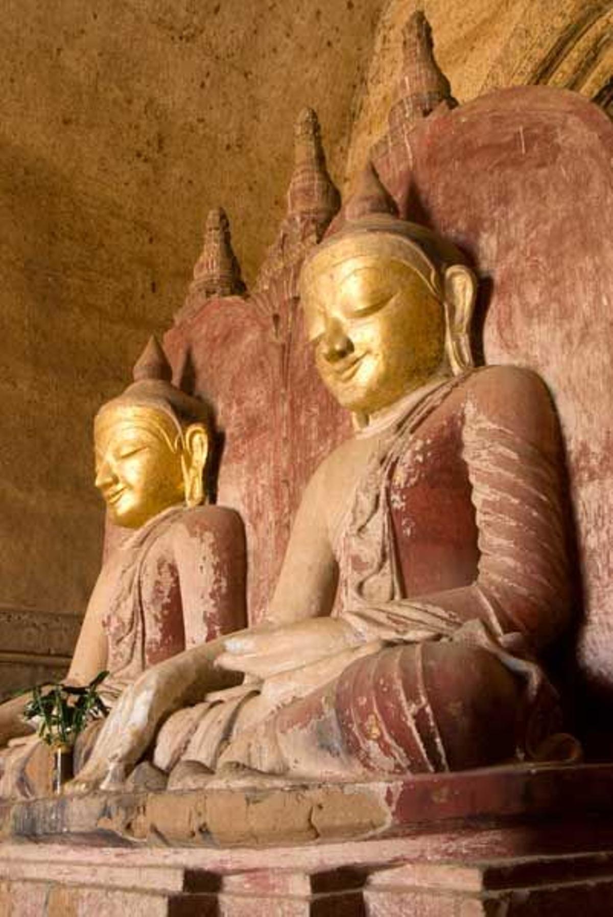 Budas sentados en el Templo de Dhammayangyi, en Bagan.