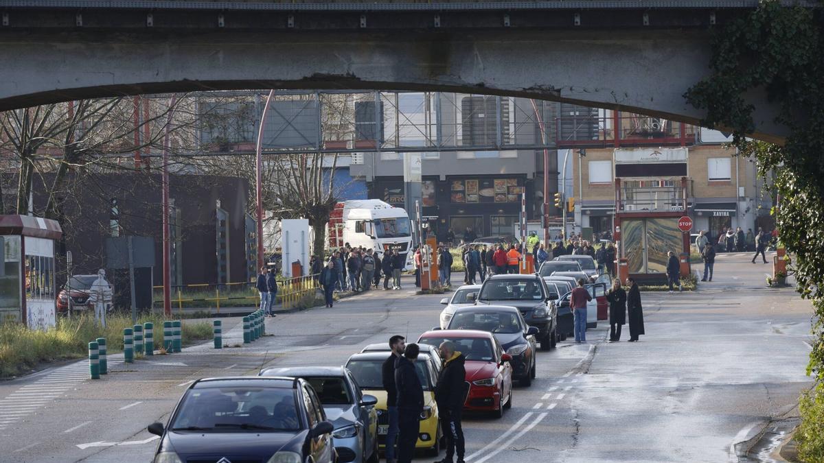 VÍDEO: Grandes retenciones al tráfico en la AS-19 por un piquete en el acceso en la factoría de Arcelor en Gijón