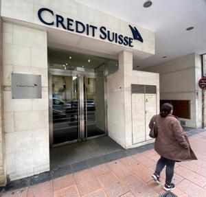 Archivo - Una mujer pasa junto a la entrada de la sede de Credit Suisse en Madrid (España), a 29 de enero de 2020.