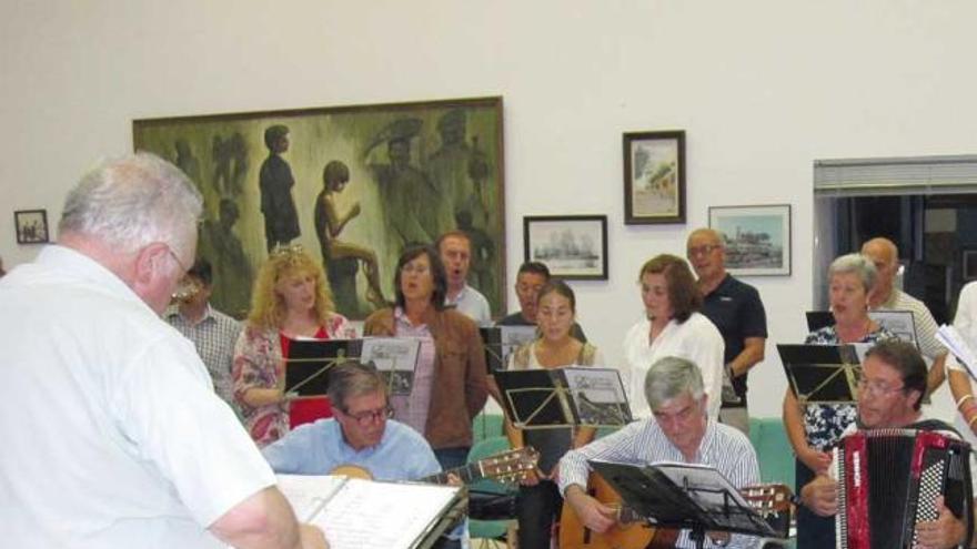 Salvador Cuervo dirigiendo al coro en un ensayo.