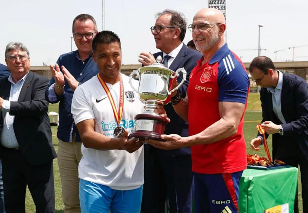 Luis de la Fuente entregó el trofeo al equipo de A Lama. | RFEF