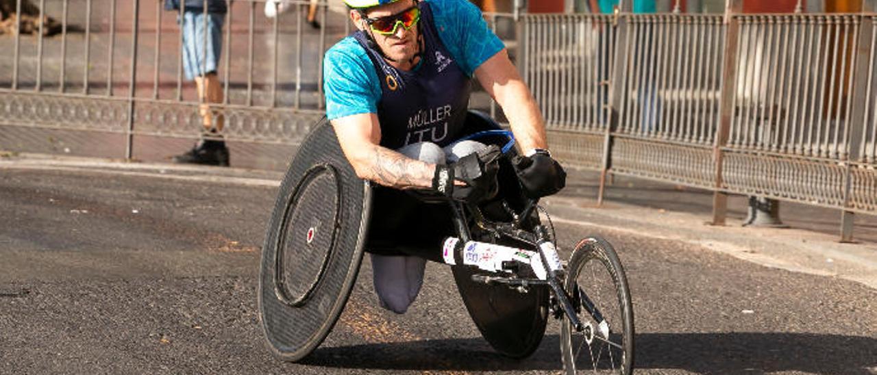 El paratleta sureño Antonio Müller, durante la última edición del Cajasiete Gran Canaria Maratón, en su handbike.