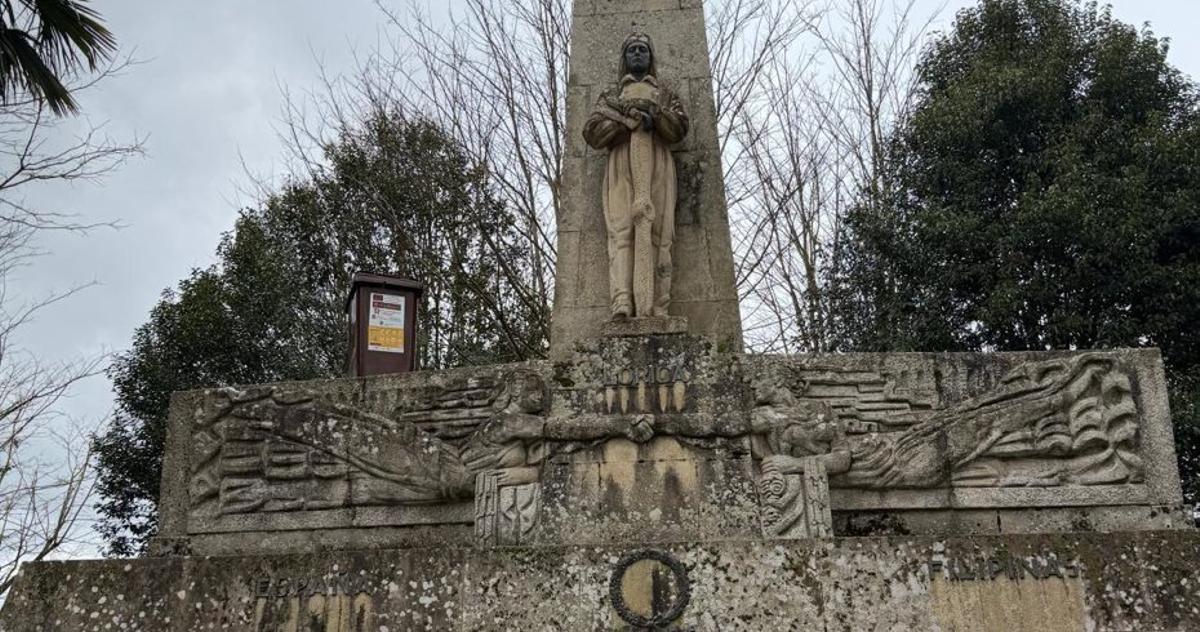 Aspecto del monumento de Loriga, ayer, con el marrón a su lado. | Á. G.