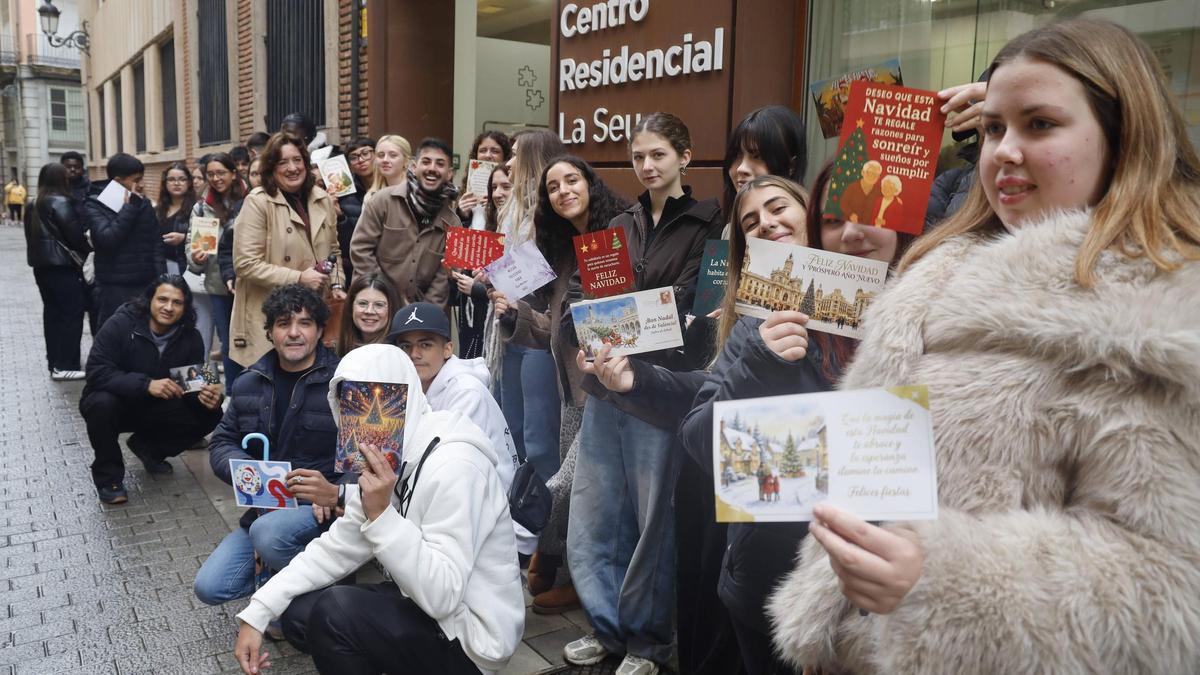 L’entrega de les targetes, ahir a la residència La Seu de València, es va convertir en un acte intergeneracional d’intercanvi d’emocions i sentiments en què l’alumnat va vore com les seues accions poden beneficiar -i molt- a altres persones .
