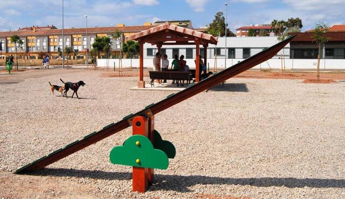 Vila-real cuenta con cinco jardines reservados para perros en diferentes barrios, que se ampliarán con nuevos espacios.