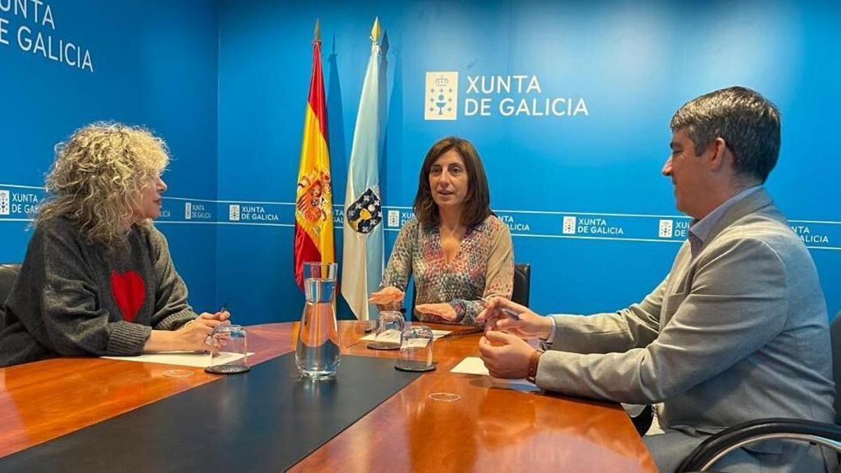 La alcaldesa Diana Piñeiro, la conselleira Ángeles Vázquez y el director de Augas de Galicia, en una reunión.