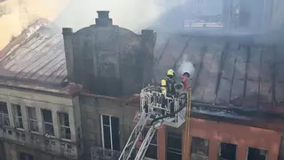 Una vecina del edificio calcinado en el centro de Pontevedra: «Timbró la Policía a la una para que saliera de mi casa»
