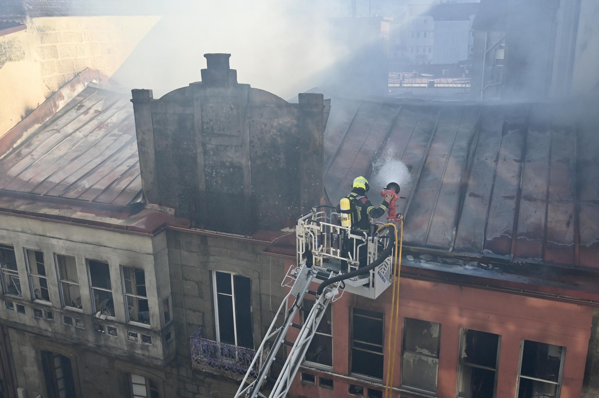 Dieciocho desalojados por el incendio de un edificio en el centro de Pontevedra