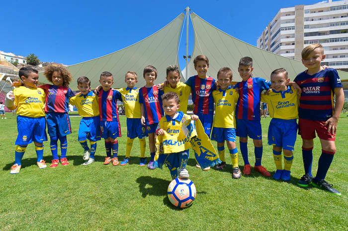 Niños aficionados del FC Barcelona y de la UD ...