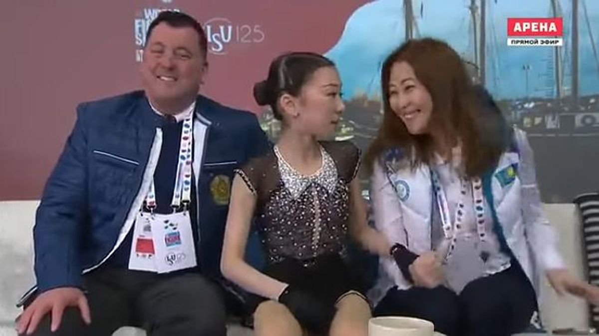 La patinadora Elizabet Tursinbaeva, avergonyida per la seva mare mentre rep les puntuacions del seu exercici.