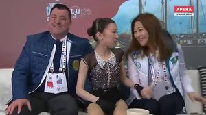 La patinadora Elizabet Tursinbaeva, avergonyida per la seva mare mentre rep les puntuacions del seu exercici.