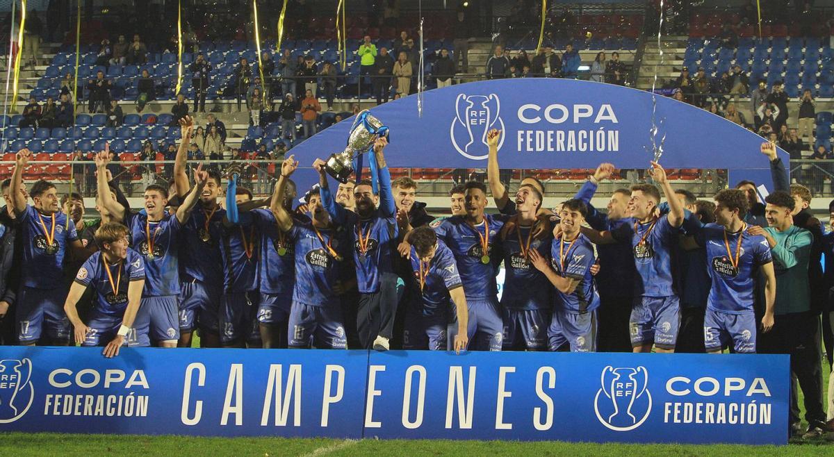 Los jugadores del Ourense C.F. celebran el título. | Iñaki Osorio